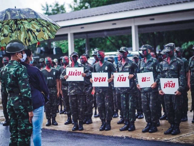 พลทหาร แกล้งปฏิบัติภารกิจเซอร์ไพรส์แฟนสาวขอแต่งงานในค่าย คนรอบข้างกลั้นน้ำตาไม่อยู่