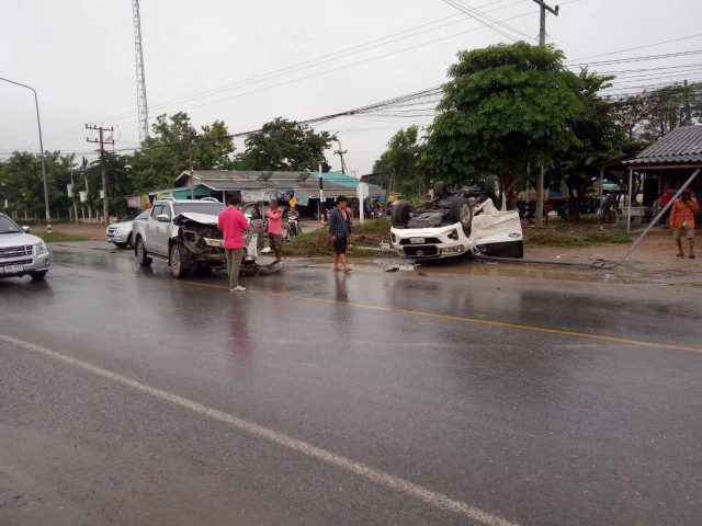 เปิดคลิปอุบัติเหตุรถยนต์กระบะชนกระบะแยกวัดใจ