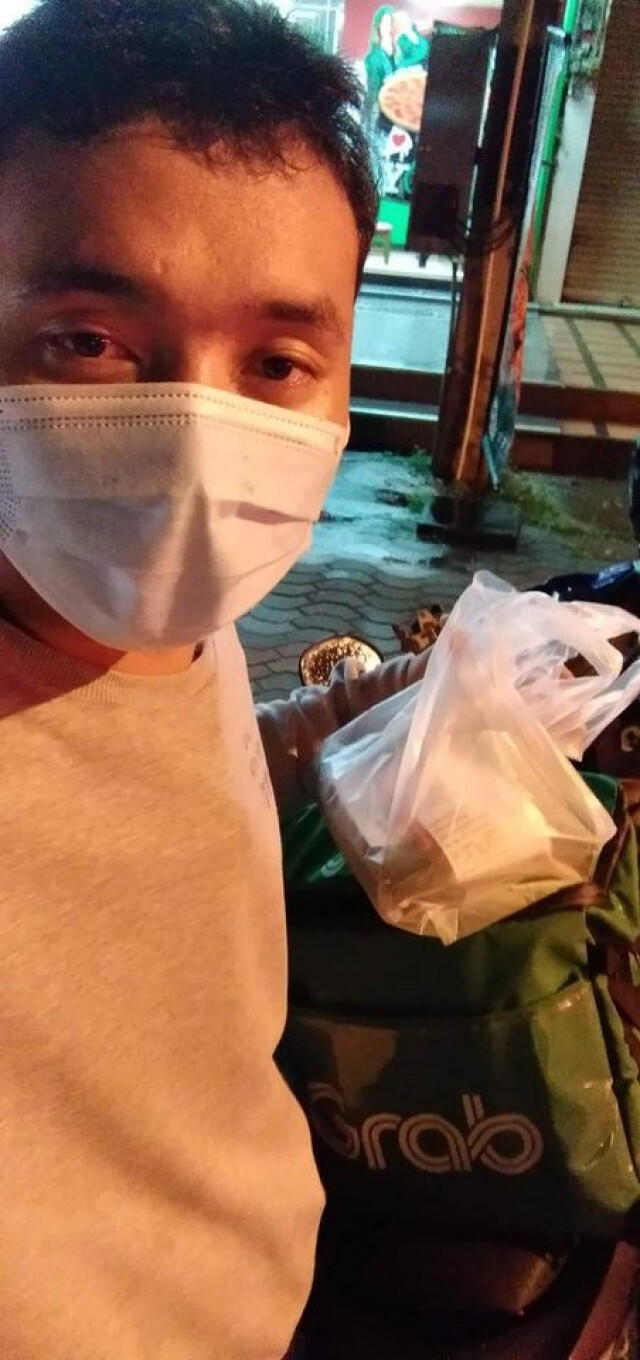 หนุ่มแกร็บ โพสต์ระบายฝ่าสายฝน สุดท้ายลูกค้าเทออเดอร์พิซซ่าเสียเงินฟรี