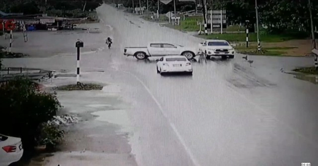 เปิดคลิปอุบัติเหตุรถยนต์กระบะชนกระบะแยกวัดใจ