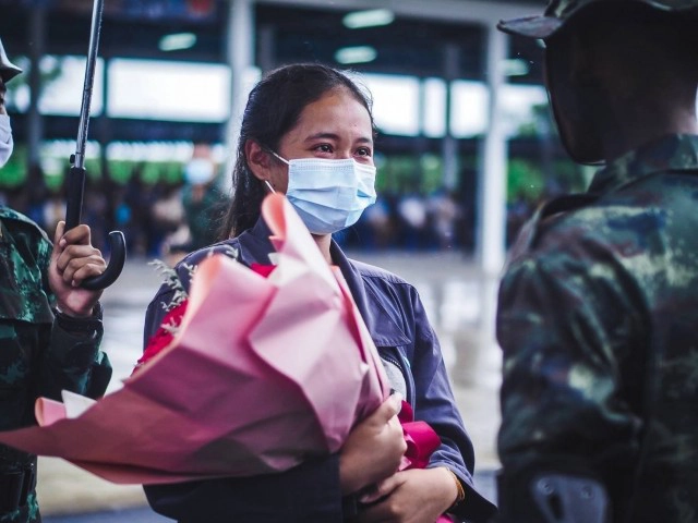 พลทหาร แกล้งปฏิบัติภารกิจเซอร์ไพรส์แฟนสาวขอแต่งงานในค่าย คนรอบข้างกลั้นน้ำตาไม่อยู่