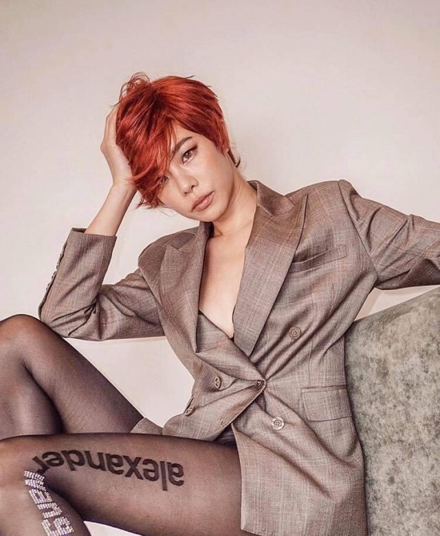 "คริส หอวัง" อวดลุคใหม่ผมแดงสั้นซอยที่มาพร้อมกับท่าโพสสุดแซ่บ