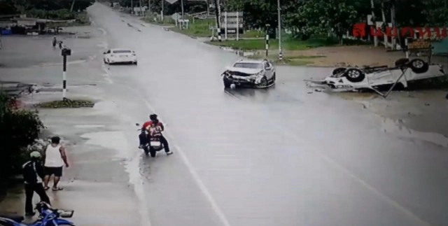 เปิดคลิปอุบัติเหตุรถยนต์กระบะชนกระบะแยกวัดใจ