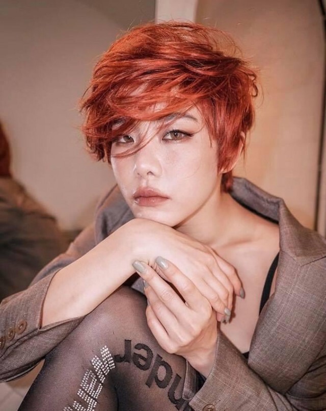 "คริส หอวัง" อวดลุคใหม่ผมแดงสั้นซอยที่มาพร้อมกับท่าโพสสุดแซ่บ