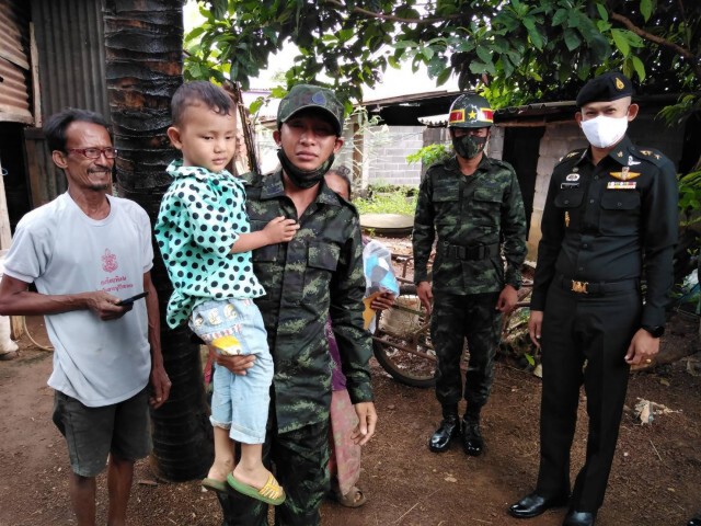 พลทหารใหม่ซึ่งใจผู้บังคับบัญชา ให้ไปเยี่ยมภรรยาพึ่งคลอด