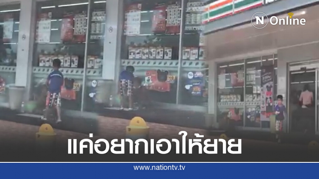 น่าชื่นชม หนุ่มน้อยวิ่งมาหาแม่ หยิบของมีค่าเสียสละไปให้หญิงชรา