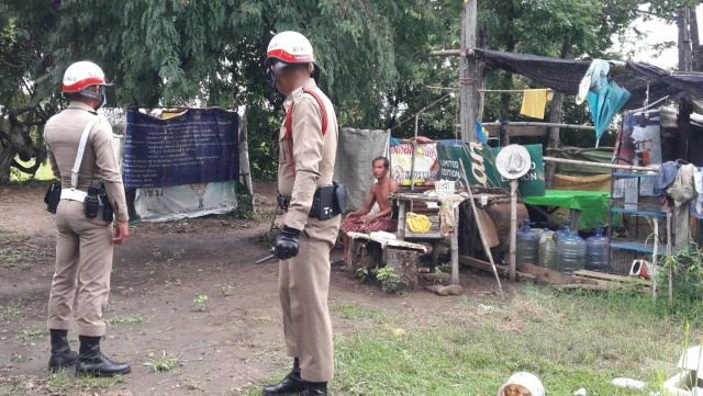 ผัวระแวงเมียมีกิ๊กเผาเสื้อผ้าประชด