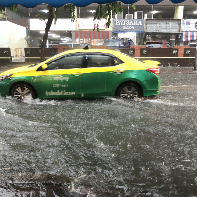 ฝนตกหนักถล่มกรุงฯ-น้ำท่วมขังหลายพื้นที่