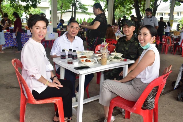 บิ๊กแป๊ะ สวมโหมดคุณพ่อ ไปค่ายทหารเยี่ยมลูกชายคนเล็กในวันเยี่ยมญาติทหารใหม่