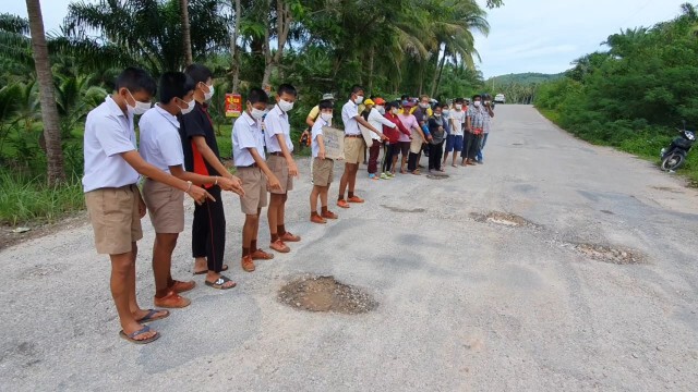 ร้องผู้รับเหมาไร้รับผิดชอบขนดินหล่นถนนพังเสียหาย