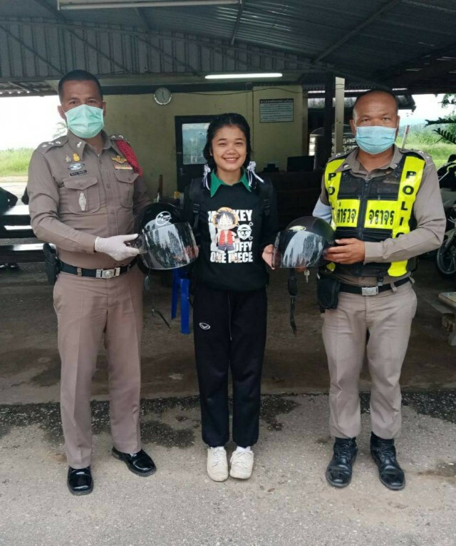 ชื่นชม ตำรวจวังน้ำเขียวตักเตือนไม่ปรับแถมมอบหมวกนิรภัยให้ใช้