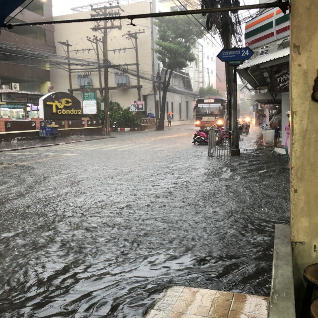 ฝนตกหนักถล่มกรุงฯ-น้ำท่วมขังหลายพื้นที่