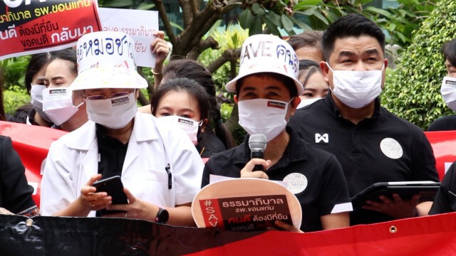 หมอ-พยาบาล ทวงนายกรัฐมนตรีขอหมอชาญชัยคืน รพ.ขอนแก่น