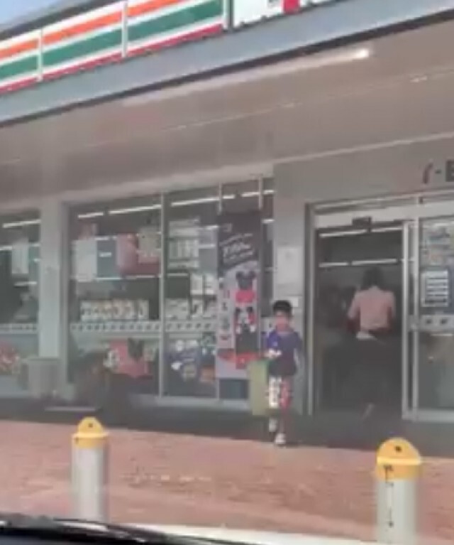 น่าชื่นชม หนุ่มน้อยวิ่งมาหาแม่ หยิบของมีค่าเสียสละไปให้หญิงชรา