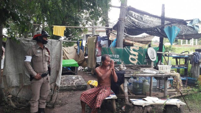 ผัวระแวงเมียมีกิ๊กเผาเสื้อผ้าประชด