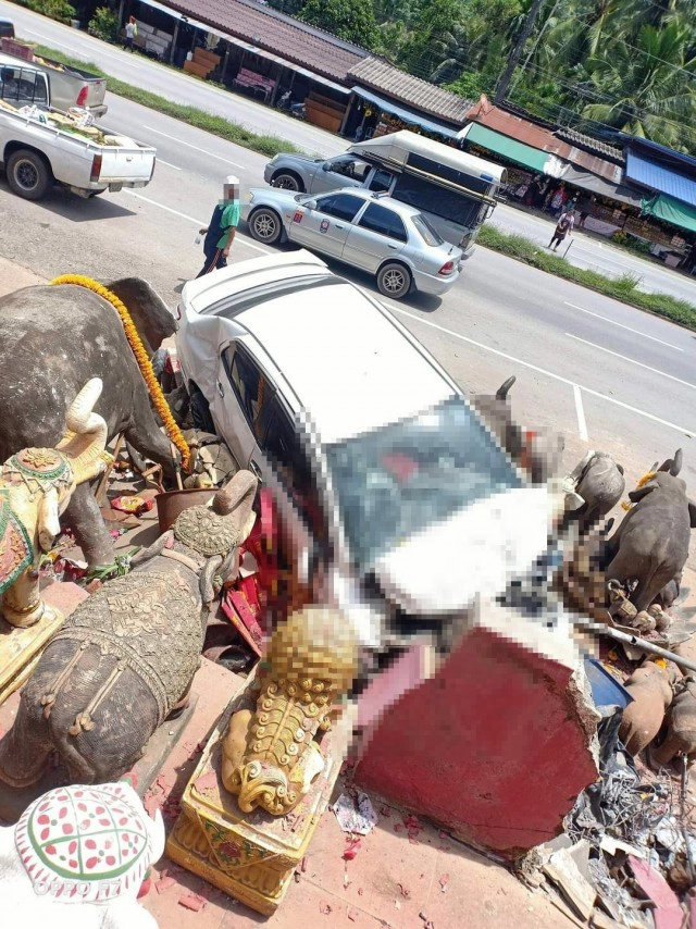 รถเก๋งหลับในพุ่งเข้าศาลพ่อตาหินช้าง พังยับกองบนรูปปั้นช้าง ชาวเน็ตรีบจดป้ายทะเบียน