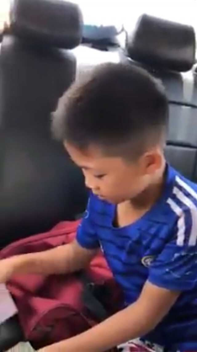 น่าชื่นชม หนุ่มน้อยวิ่งมาหาแม่ หยิบของมีค่าเสียสละไปให้หญิงชรา