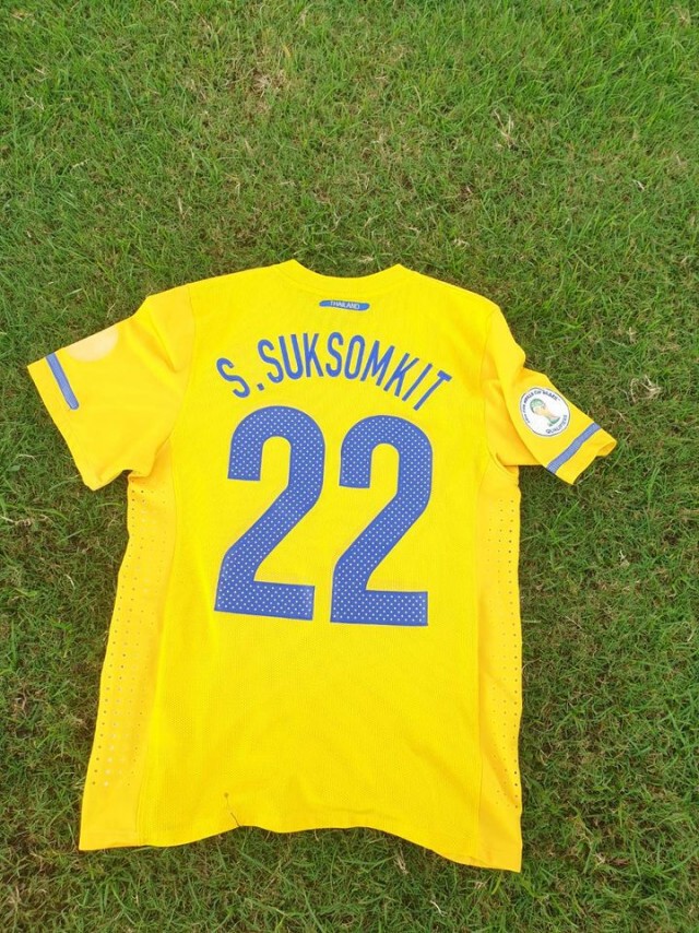 "เบิร์ท-สุธี" เปิดประมูลเสื้อคัดบอลโลก2014 ช่วยอดีตทีมงานช้างศึกป่วยมะเร็งปอด