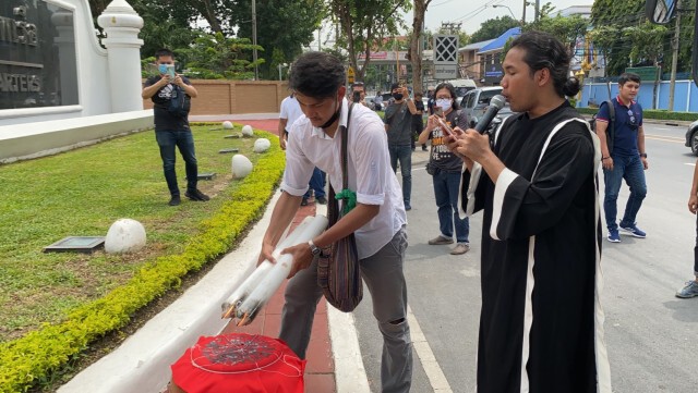 เยาวชนปลดแอกเยือนกองทัพเรือ เรียก "ส.ว.ลือชัย" ลงหม้อ