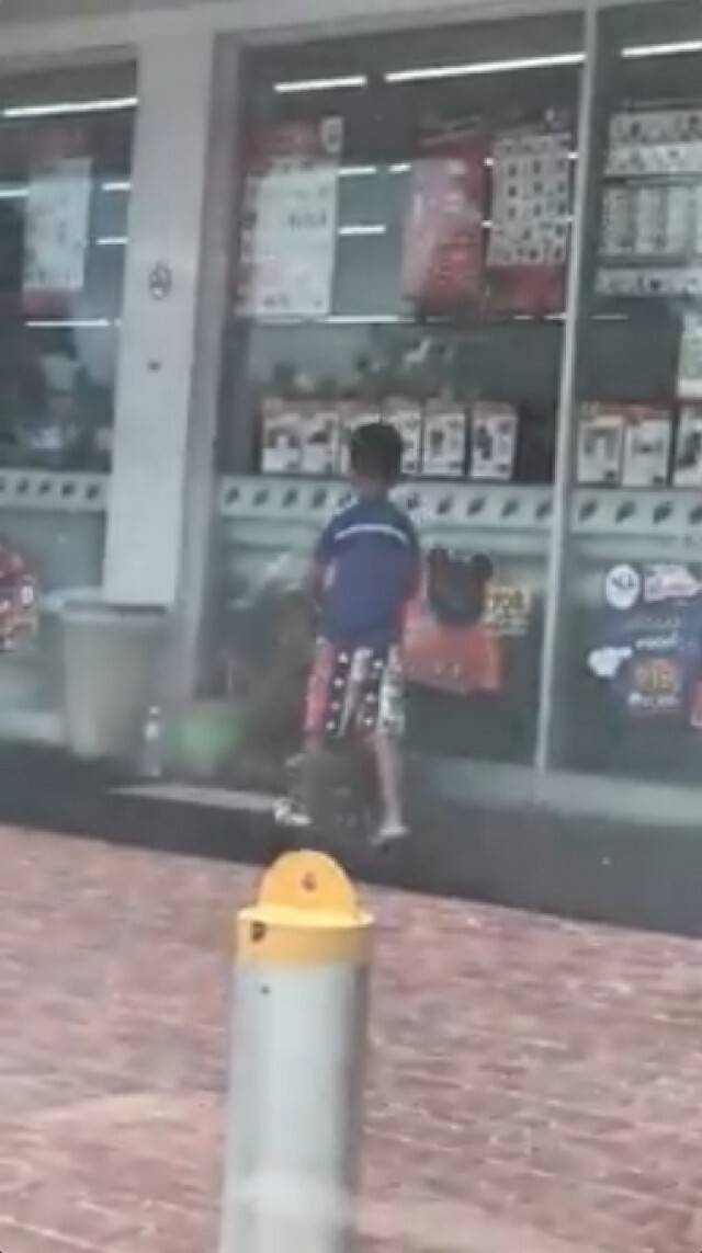 น่าชื่นชม หนุ่มน้อยวิ่งมาหาแม่ หยิบของมีค่าเสียสละไปให้หญิงชรา