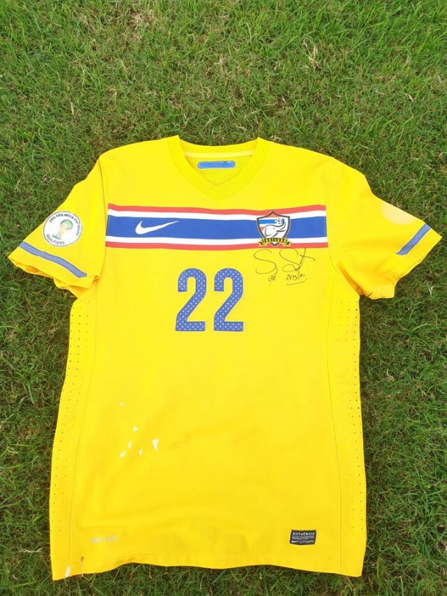 "เบิร์ท-สุธี" เปิดประมูลเสื้อคัดบอลโลก2014 ช่วยอดีตทีมงานช้างศึกป่วยมะเร็งปอด