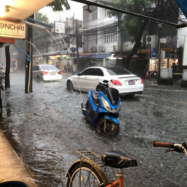 ฝนตกหนักถล่มกรุงฯ-น้ำท่วมขังหลายพื้นที่