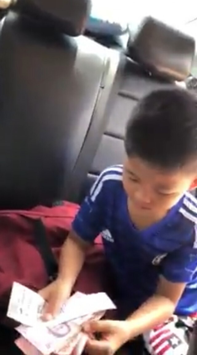 น่าชื่นชม หนุ่มน้อยวิ่งมาหาแม่ หยิบของมีค่าเสียสละไปให้หญิงชรา
