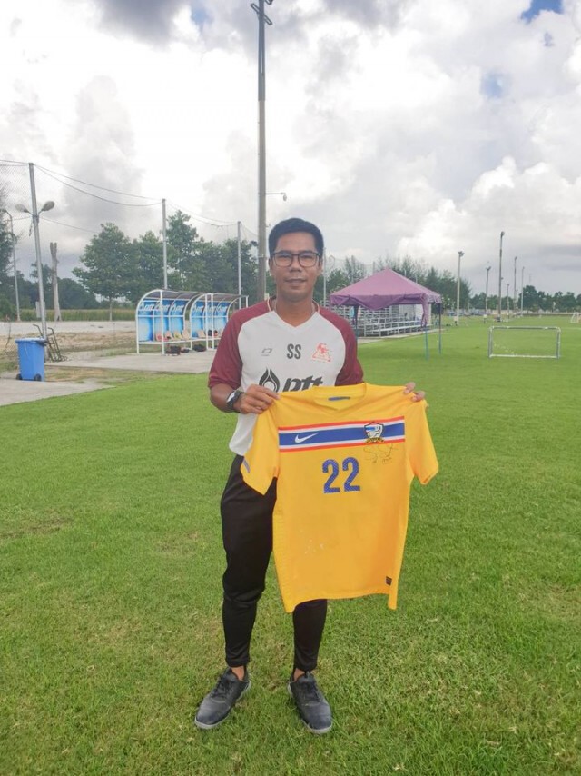 "เบิร์ท-สุธี" เปิดประมูลเสื้อคัดบอลโลก2014 ช่วยอดีตทีมงานช้างศึกป่วยมะเร็งปอด