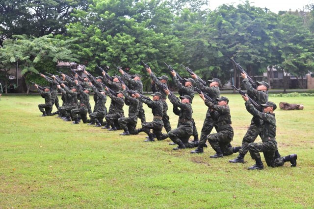 บิ๊กแป๊ะ สวมโหมดคุณพ่อ ไปค่ายทหารเยี่ยมลูกชายคนเล็กในวันเยี่ยมญาติทหารใหม่