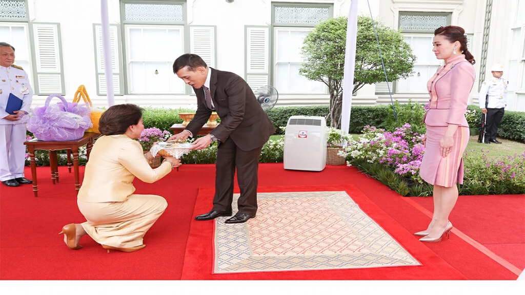 ‘ในหลวง-พระราชินี’ โปรดเกล้าฯ ให้คุณหญิงพจมาน เข้าเฝ้าฯ ถวายรถรักษาอัมพาตเคลื่อนที่ฯ ‘ในหลวง-พระราชินี’ โปรดเกล้าฯ ให้คุณหญิงพจมาน เข้าเฝ้าฯ ถวายรถรักษาอัมพาตเคลื่อนที่ฯ
