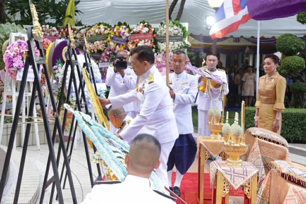 ‘ในหลวง-พระราชินี’ ทรงวางพวงมาลา เนื่องในวัน ‘มหิดล’