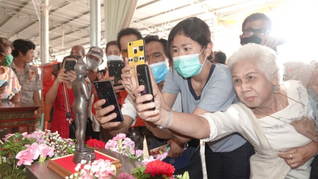 "ท็อป-ไทด์" เชิญรูปปั้น "ไอ้ไข่" ให้ประชาชนไหว้ขอพร