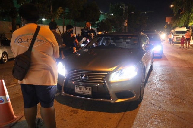 ตึงเครียด! ม็อบปิดแยกเกียกกาย-ตรวจรถทุกคันสกัดส.ว.