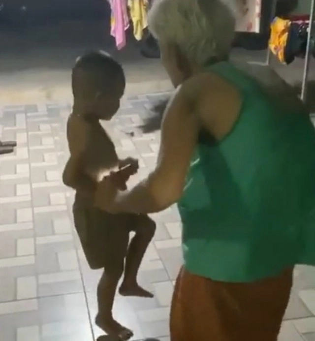 หลานชายโชว์สเต็ปแบบจัดเต็ม พอเห็นลีลายายเท่านั้นแหละ หืม ยอมกันซะที่ไหน