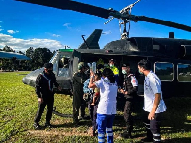 แพทย์-ทหาร ขับฮ. ช่วยเด็กชาย อายุ 1 ปี ป่วยหนักบนดอยบ้านปอหมื้อรู้อาการต้องรีบ