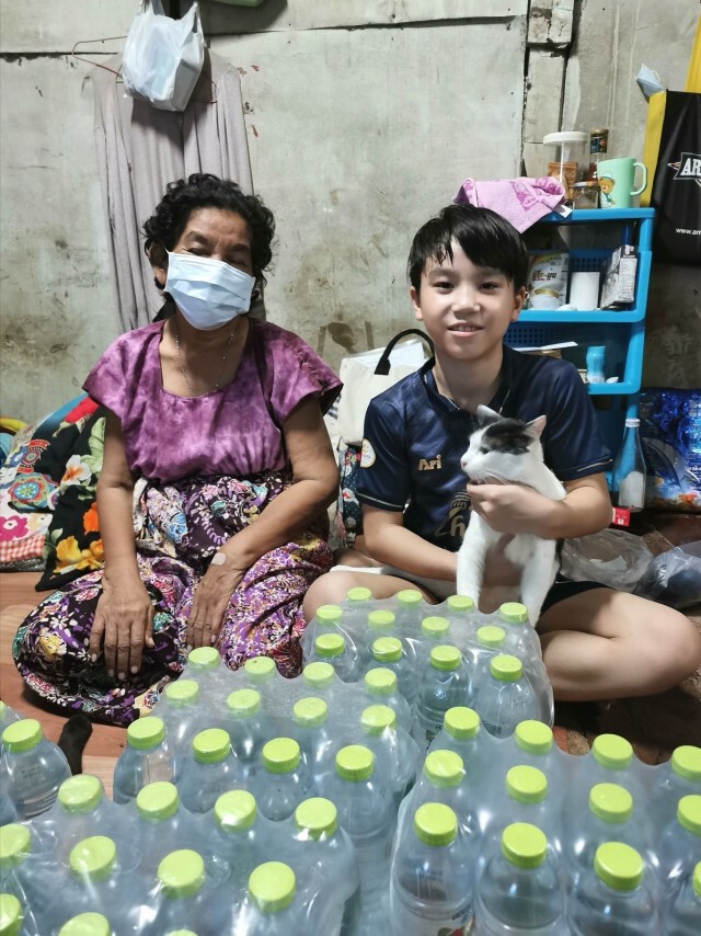 ชาวเน็ตแห่ชื่นชม หนุ่มน้อยจิตอาสา กับอีกบทบาทที่ไม่ธรรมดา เพื่อหาเงินช่วยเหลือผู้อื่น