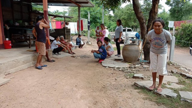 ขุดพบเศษไหโบราณหน้าบ้านหลังพายุโนอึลเซาะหน้าดิน