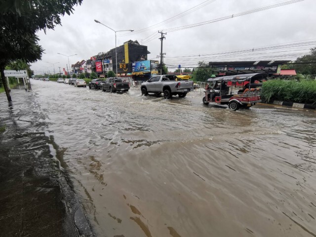 ฝนถล่มเมืองเชียงใหม่-จราจรเป็นอัมพาต