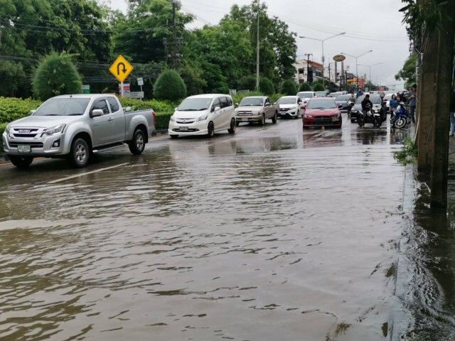 ฝนถล่มเมืองเชียงใหม่-จราจรเป็นอัมพาต