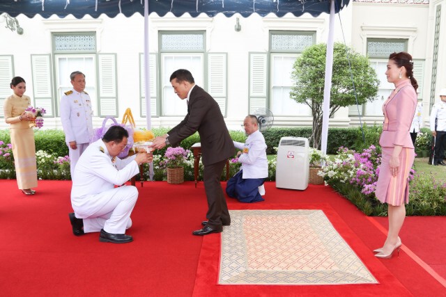 ‘ในหลวง-พระราชินี’ โปรดเกล้าฯ ให้คุณหญิงพจมาน เข้าเฝ้าฯ ถวายรถรักษาอัมพาตเคลื่อนที่ฯ