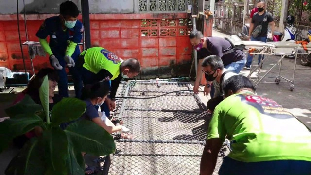 ประตูรั้วเหล็กล้มทับป้าหัวลูกศรประตูเสียบขา