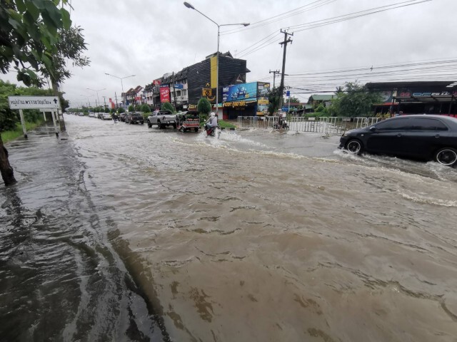 ฝนถล่มเมืองเชียงใหม่-จราจรเป็นอัมพาต