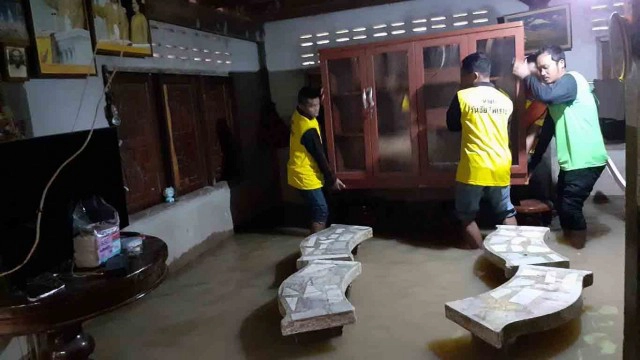 น้ำป่าไหลหลากท่วมบ้านโนนหมากมุ่น ชาวบ้านเร่งขนของหนี