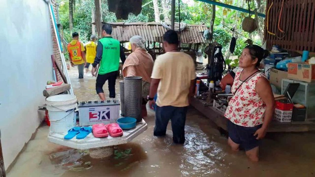 น้ำป่าไหลหลากท่วมบ้านโนนหมากมุ่น ชาวบ้านเร่งขนของหนี