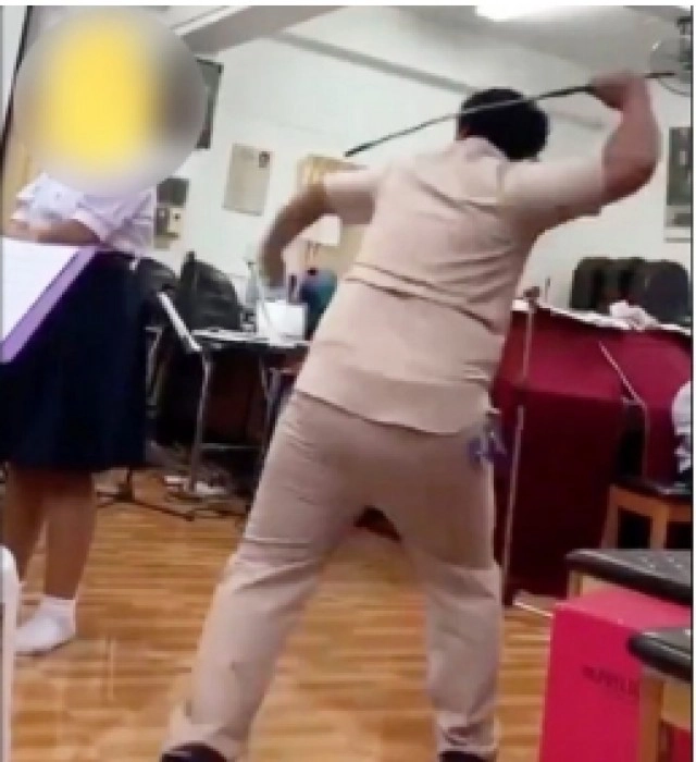 สนั่นคลิปครูลงโทษนร.หญิง เงื้อไม้เรียวฟาดสุดแรง รู้สาเหตุทำเอาโซเชียลเดือด