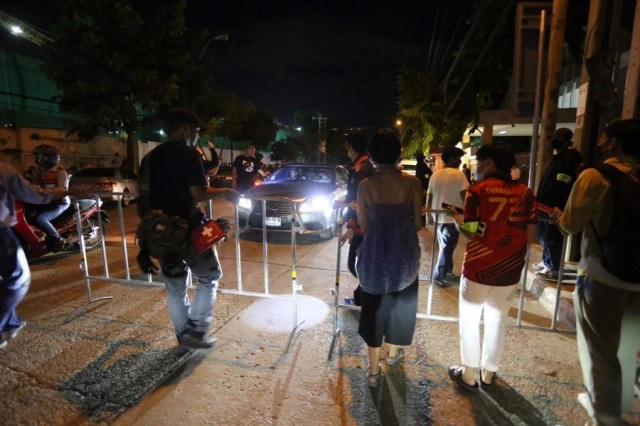 ตึงเครียด! ม็อบปิดแยกเกียกกาย-ตรวจรถทุกคันสกัดส.ว.