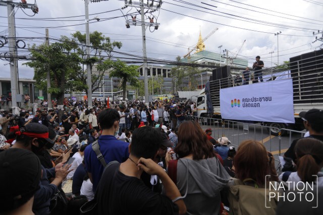 กลุ่มปลดแอก รุกคืบหน้าสภา ตามติดส.ว.ถกแก้รัฐธรรมนูญ