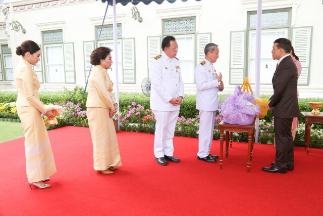 ‘ในหลวง-พระราชินี’ โปรดเกล้าฯ ให้คุณหญิงพจมาน เข้าเฝ้าฯ ถวายรถรักษาอัมพาตเคลื่อนที่ฯ