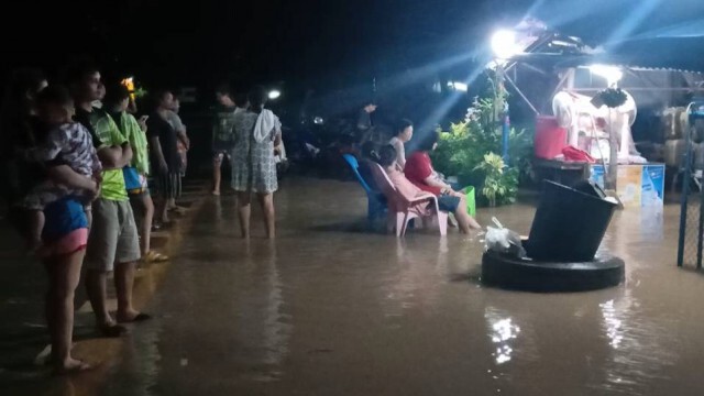 ชาวบ้านประจันตคามเร่งขนของหนีน้ำป่าเขาใหญ่ทะลักท่วมกลางดึก
