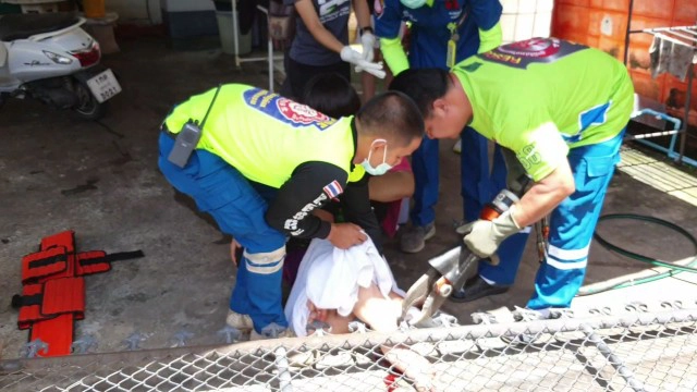 ประตูรั้วเหล็กล้มทับป้าหัวลูกศรประตูเสียบขา